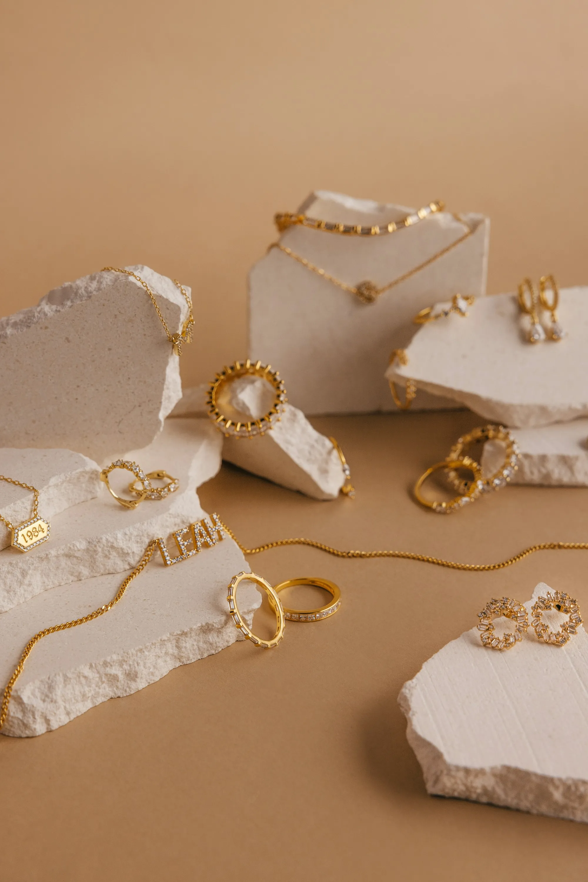 Bijoux dorés posés sur des pierres claires